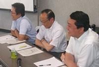 テーマによっては講師を招きます。恩村市議、桑原市議とともに胸襟を開いて皆さんと意見交換を行います