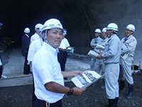 高規格道路の建設の現状を確認。道内の総合交通網の確立は必要だが、税金の無駄遣い等がないか調査。